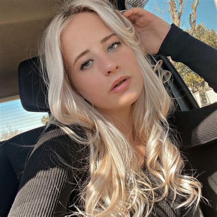 Abbey Yung (TikTok Star) - Age, Birthday, Bio, Facts, Family, Net Worth, Height & More |