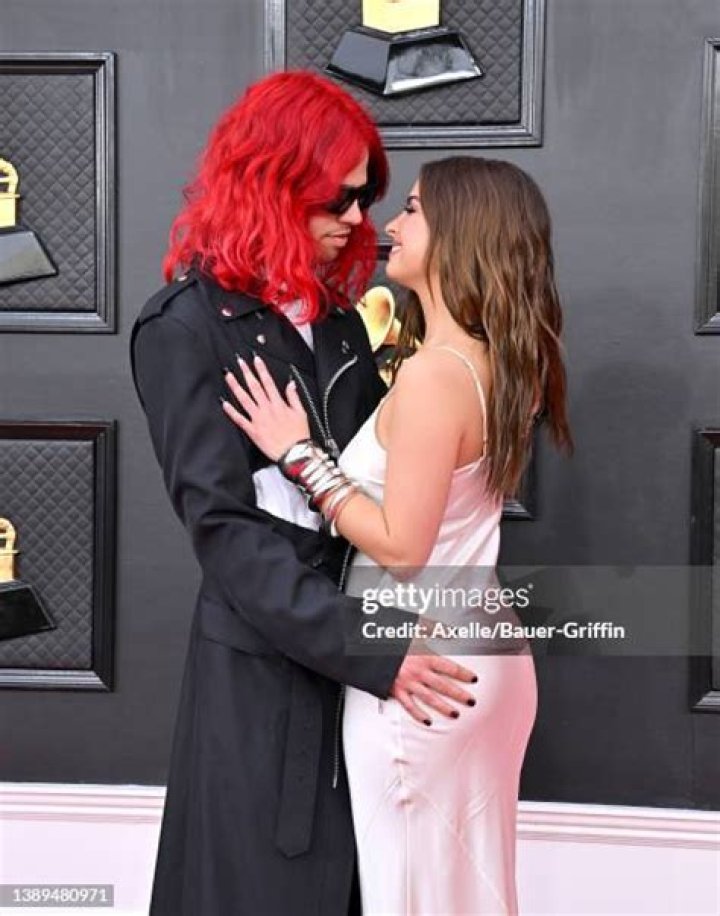 Addison Rae and Omer Fedi Pack on the PDA at the 2022 GRAMMY Awards