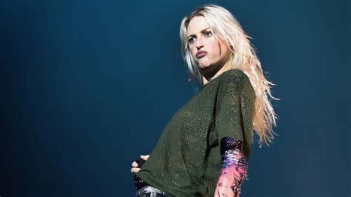 Aimme Osbourne dated famous lead vocalist and songwriter of Australian pop rock band Thirsty Merc, R ·