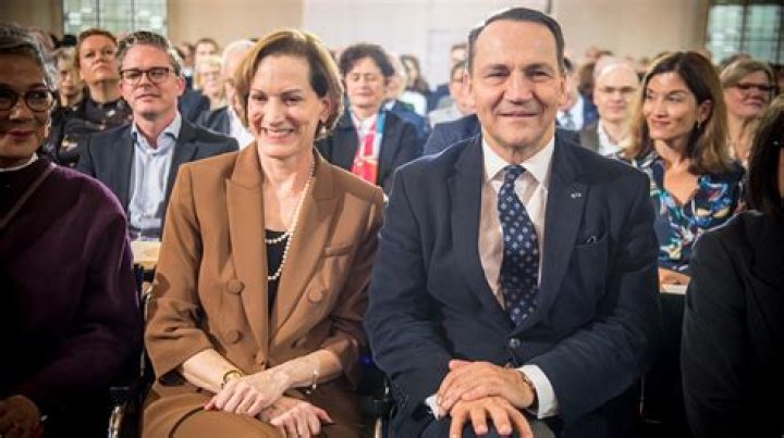 Anne Applebaum (Journalist) - Age, Birthday, Bio, Facts, Family, Net Worth, Height & More |