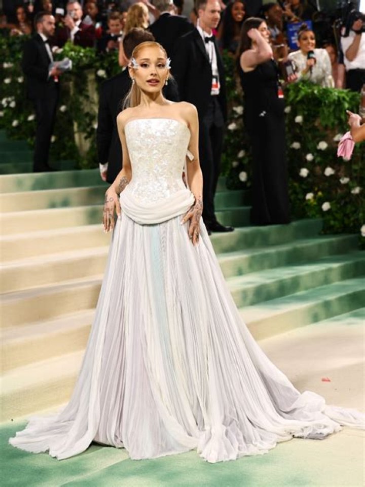 Bella Hadids Met Gala 2022 Dress: Photo Hollywood Life