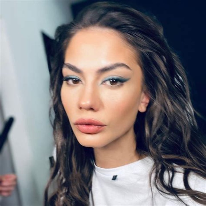 Demet Ozdemir (TV Actress) - Age, Birthday, Bio, Facts, Family, Net Worth, Height & More |