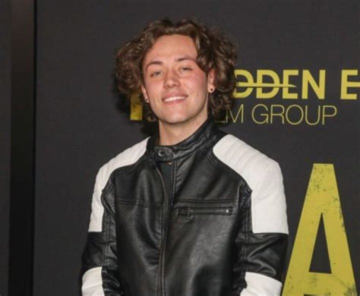 Ethan Cutkosky Dead Or Still Alive Health Update Age And Wikipedia Bio