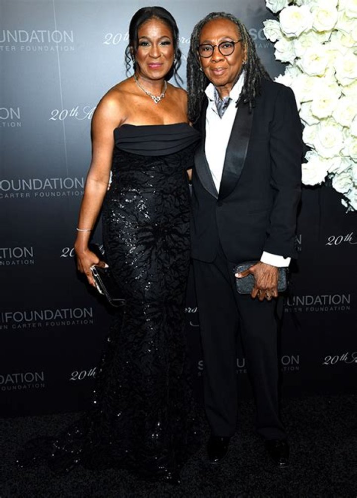 Everything To Know About Gloria Carter Hollywood Life