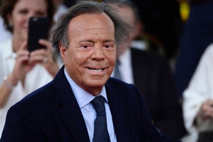 How much is Julio Iglesiass net worth today