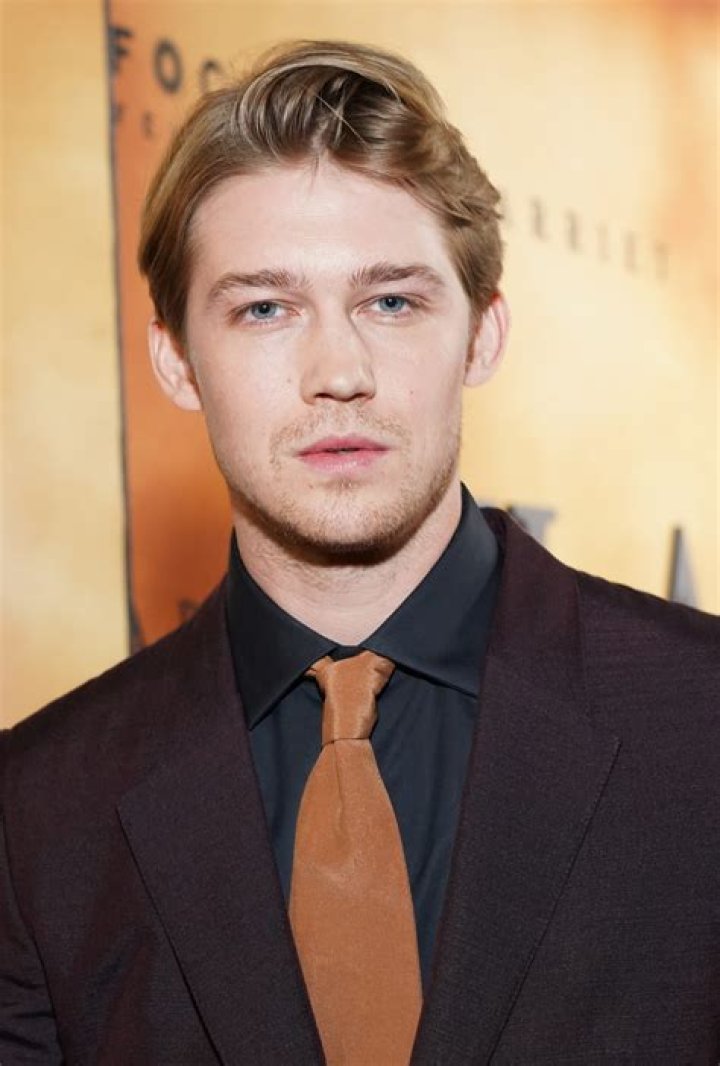 Joe Alwyn Net Worth Wiki Age Weight And