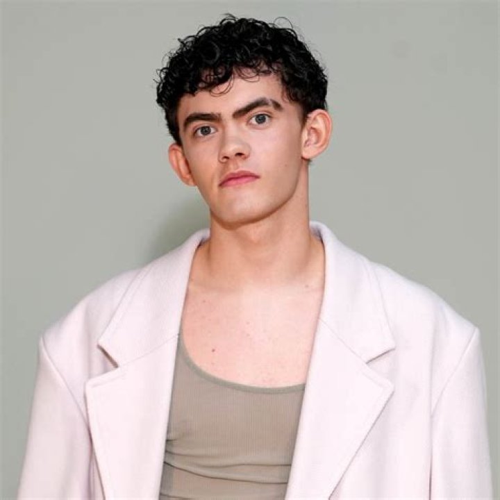 Joe Locke Wiki, Age, Bio, Height, Girlfriend, Parents, Nationality, Net Worth ·