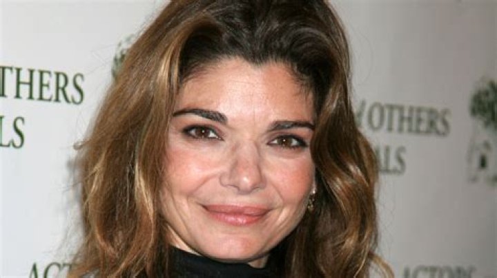 Laura San Giacomo's Alluring Measurements In Animal Kingdom