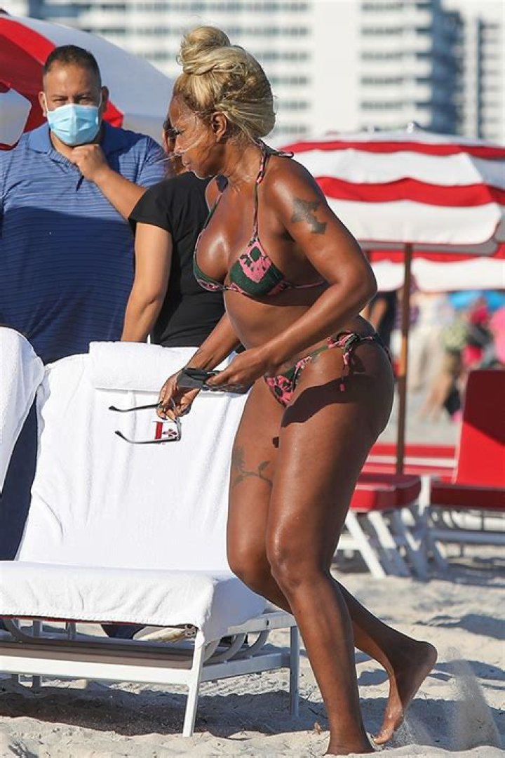 Mary J. Blige Rocks A Bikini On A Beach In Miami: Photos Hollywood Life