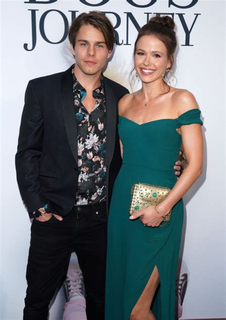 Meet Jake Manley Wife Jocelyn Hudon Relationship Timeline, Age And Children