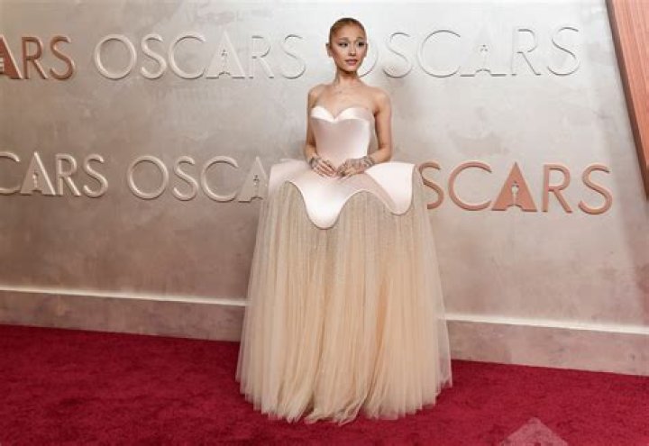 Rihanna's Oscars Outfit: Edgy Glamour That Stuns