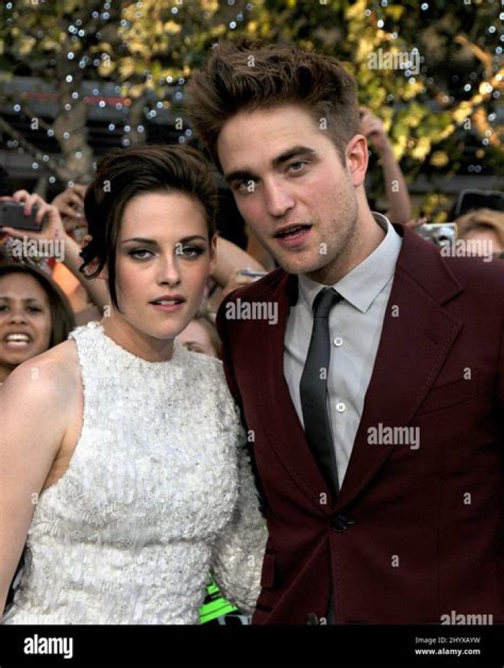 Robert Pattinson and Kristen Stewart attend Twilight premiere |