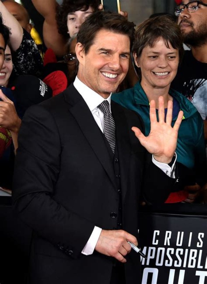 See Photos of 30 Celebrities Who Are Left-Handed Hollywood Life