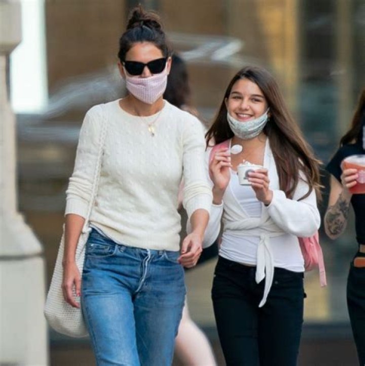 Suri Cruise Wiki ( Katie Holmes's Daughter ), Age, Biography, Family, Height ·