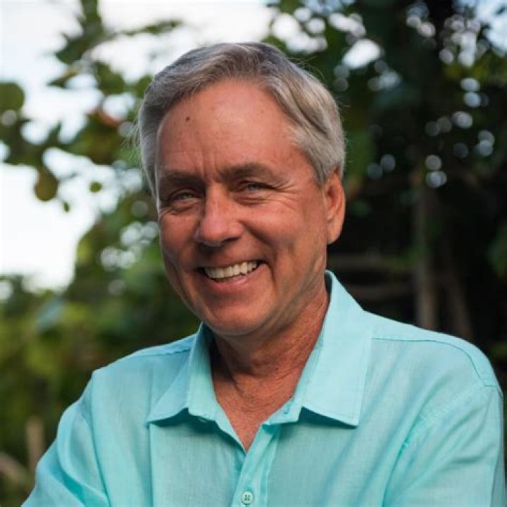 VivaBlog | Carl Hiaasen - Bio, Age, Wiki, Facts and Family