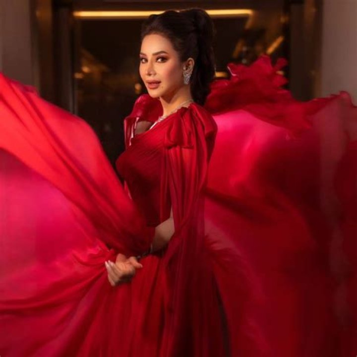 VivaBlog | Lojain Omran - Bio, Age, Wiki, Facts and Family