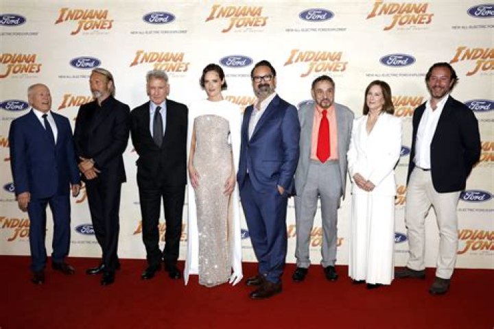 VivaBlog | Matthew Rhys - Bio, Age, net worth, siblings, height, weight, Wiki, Facts and Family