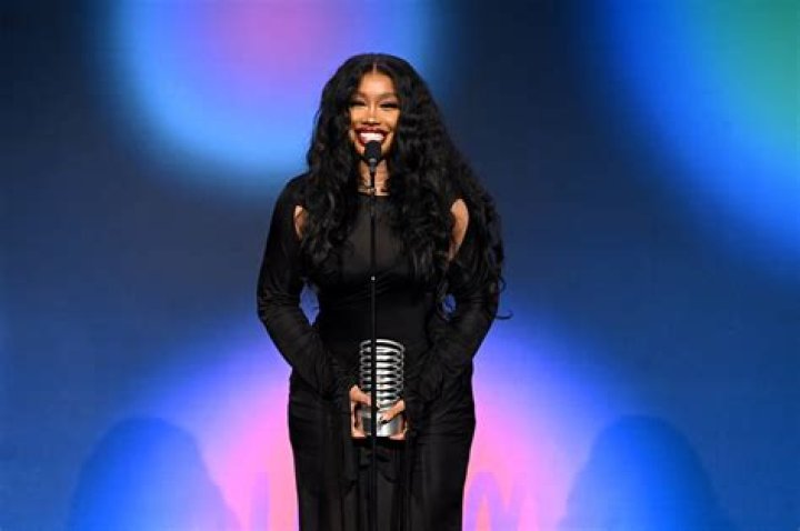 
What Happened To SZA Leg And Why Was She On Crutches While Receiving Grammys Award? 